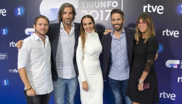 De izquierda a derecha: Joe Pérez-Orive, Manuel Martos, Mónica Naranjo, Roberto Leal, y Noemí Galera