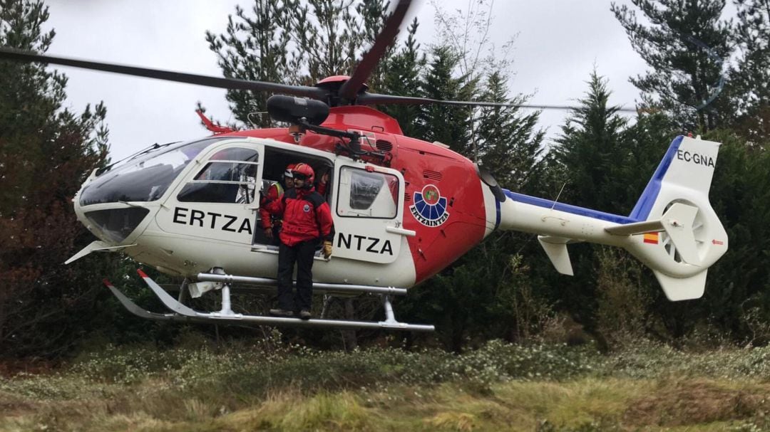 El cuerpo sin vida de la persona ha sido trasladado por un helicóptero de la Ertzaintza.