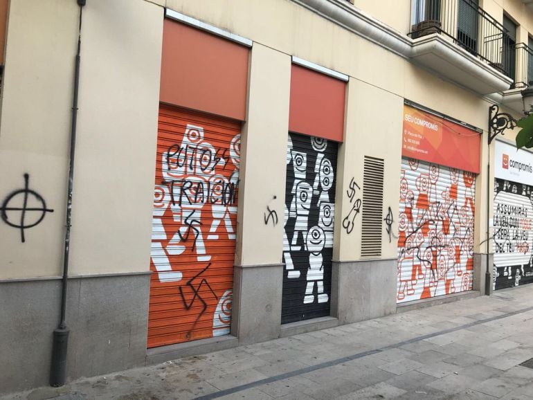 Pintadas amenazantes en la sede de Compromís en Valencia