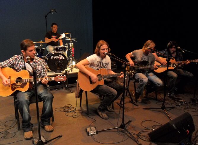 La actuación más grande la gira, ¡cuatro guitarras y un batería!