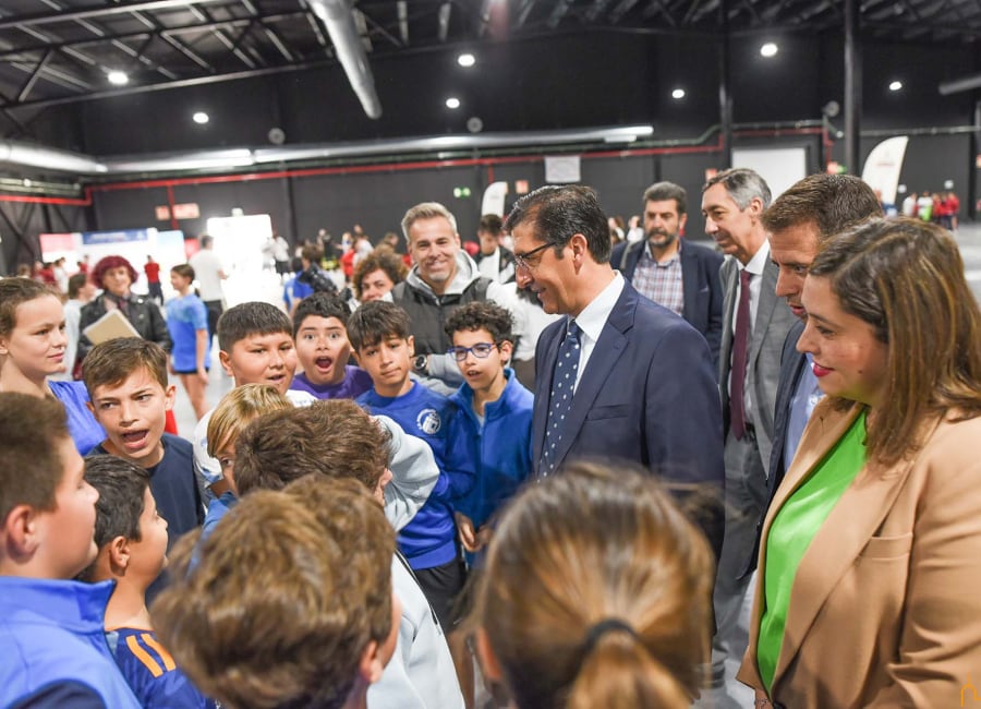 Jose Manuel Caballero saluda a un grupo de escolares de las &quot;Olimpiadas en valores&quot; que se han celebrado en Ifedi este viernes