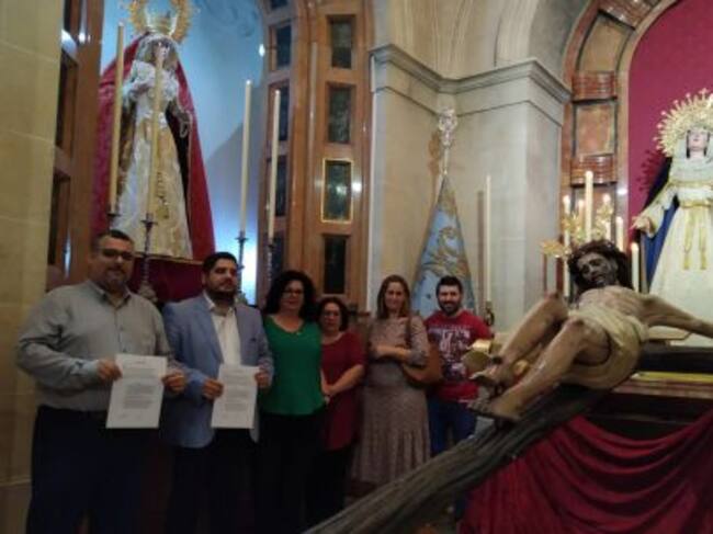 Firma del acuerdo formal de donación del manto