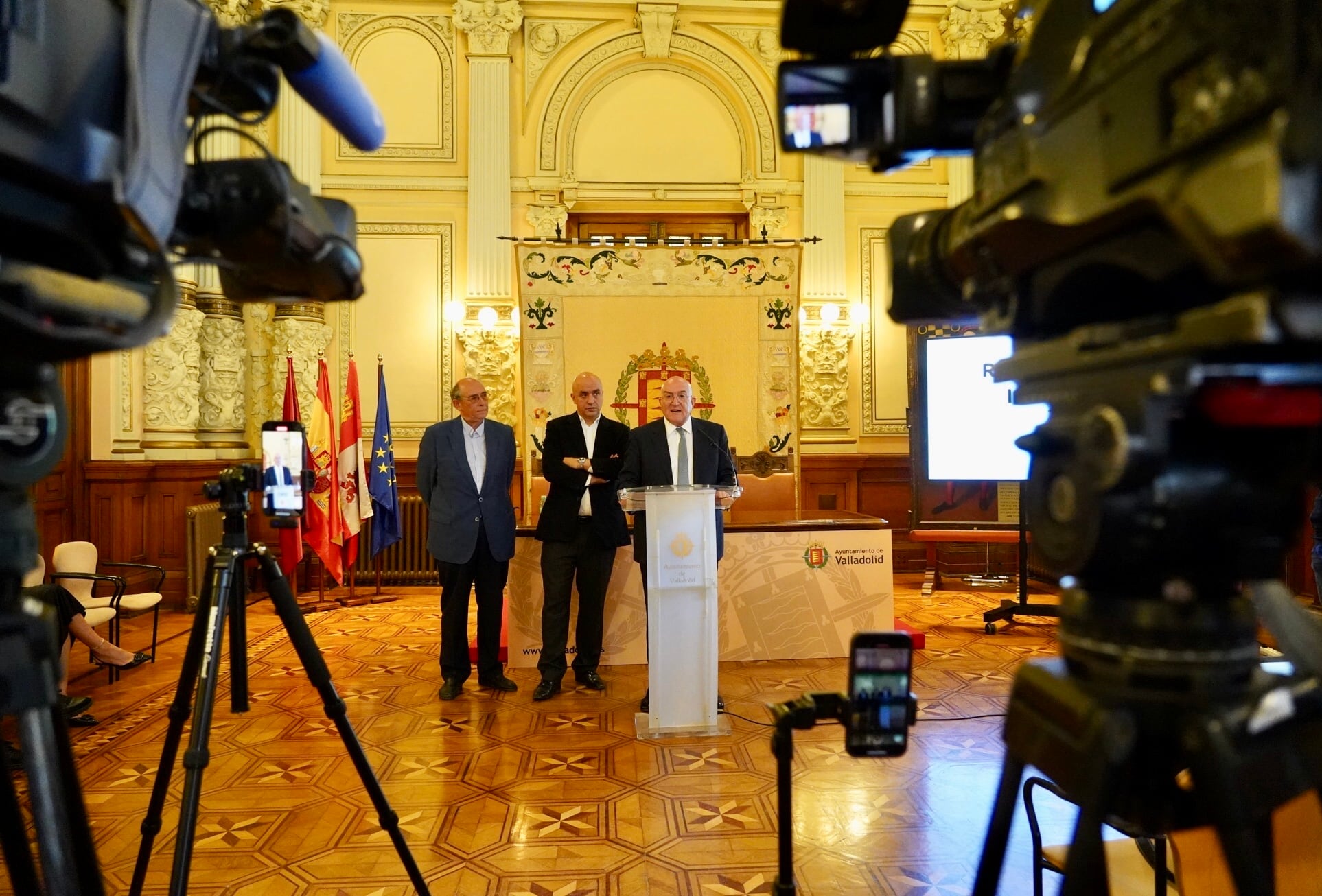 El alcalde de Valladolid, Jes�s Julio Carnero, informa en rueda de prensa sobre la reuni�n de la Mesa Municipal del Soterramiento