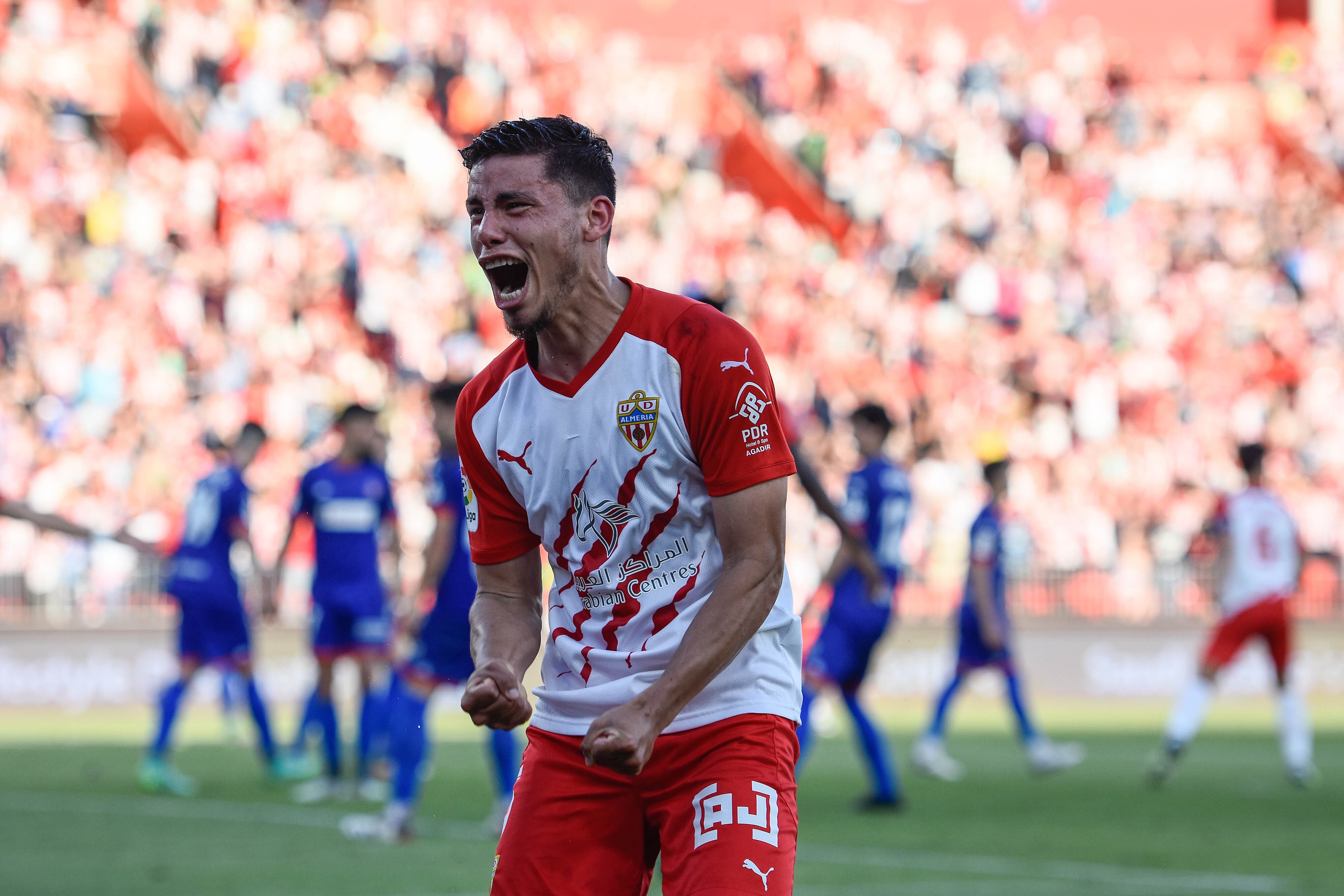 Robertone grita para celebrar la victoria ante el Amorebieta.