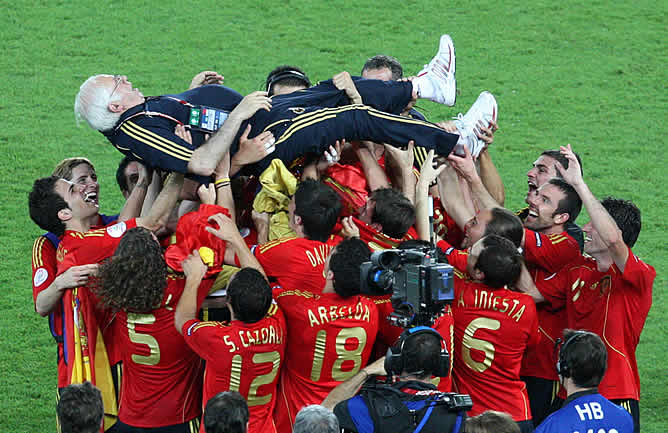 Los jugadores llevan a su entrenador en volandas tras conseguir la Eurocopa contra Alemania