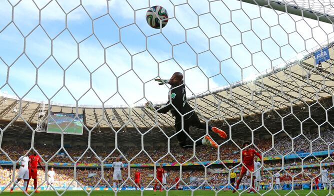 Marouane Felaini introduce la pelota en la portería de Nigeria.