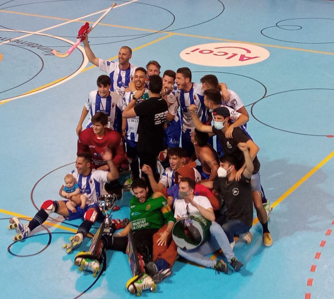 La plantilla del PAS celebrando el título de la Copa Princesa, tras ganar 5 a 4 al Manlleu