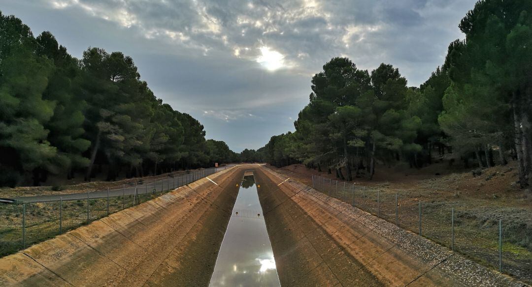 El canal del trasvase a su paso por la localidad conquense de Casas de Benítez.