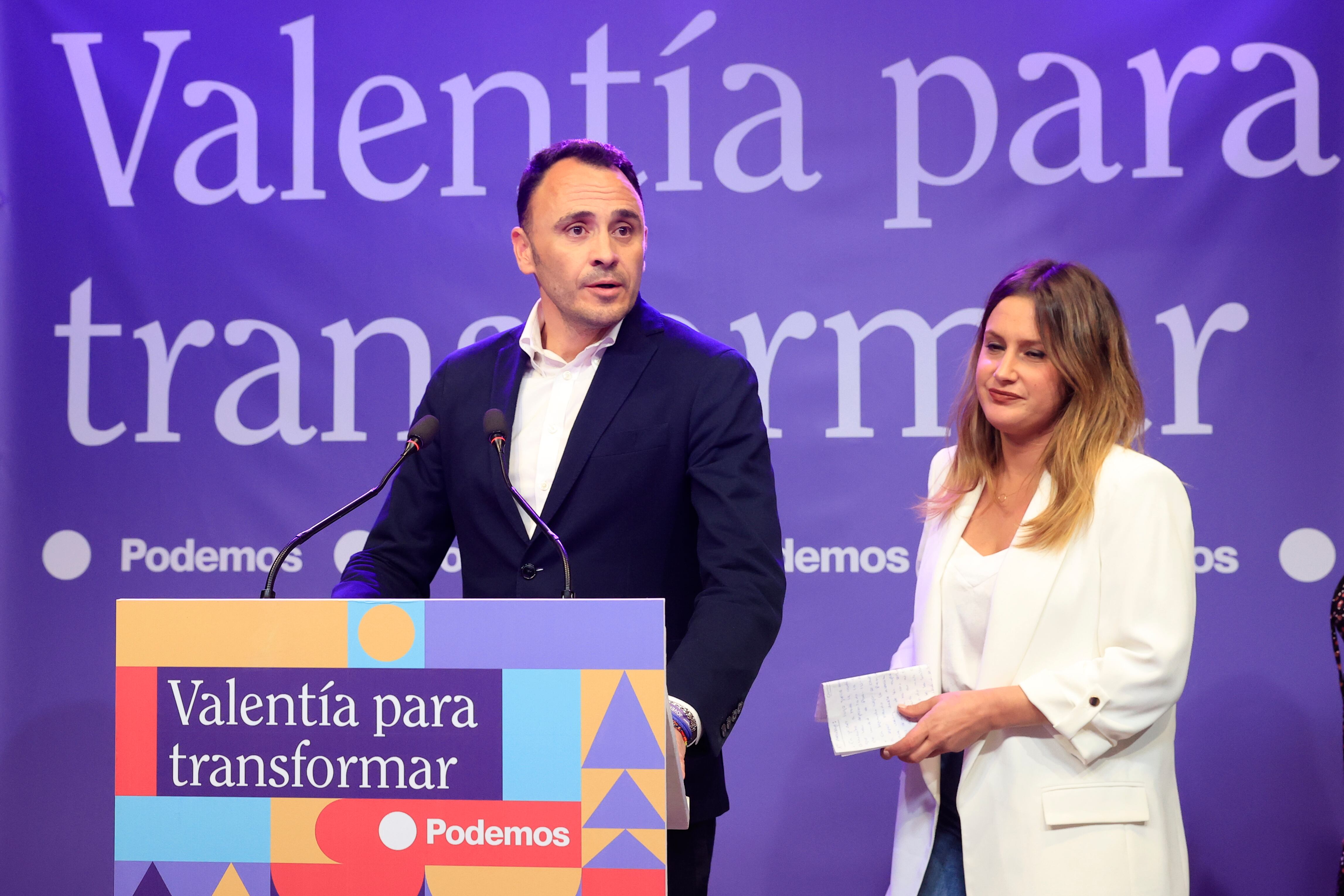 Los candidatos de Podemos a la alcaldía de Madrid, Roberto Sotomayor y a la comunidad madrileña, Alejandra Jacinto, durante su comparecencia tras conocerse los resultados de su formación en las elecciones.