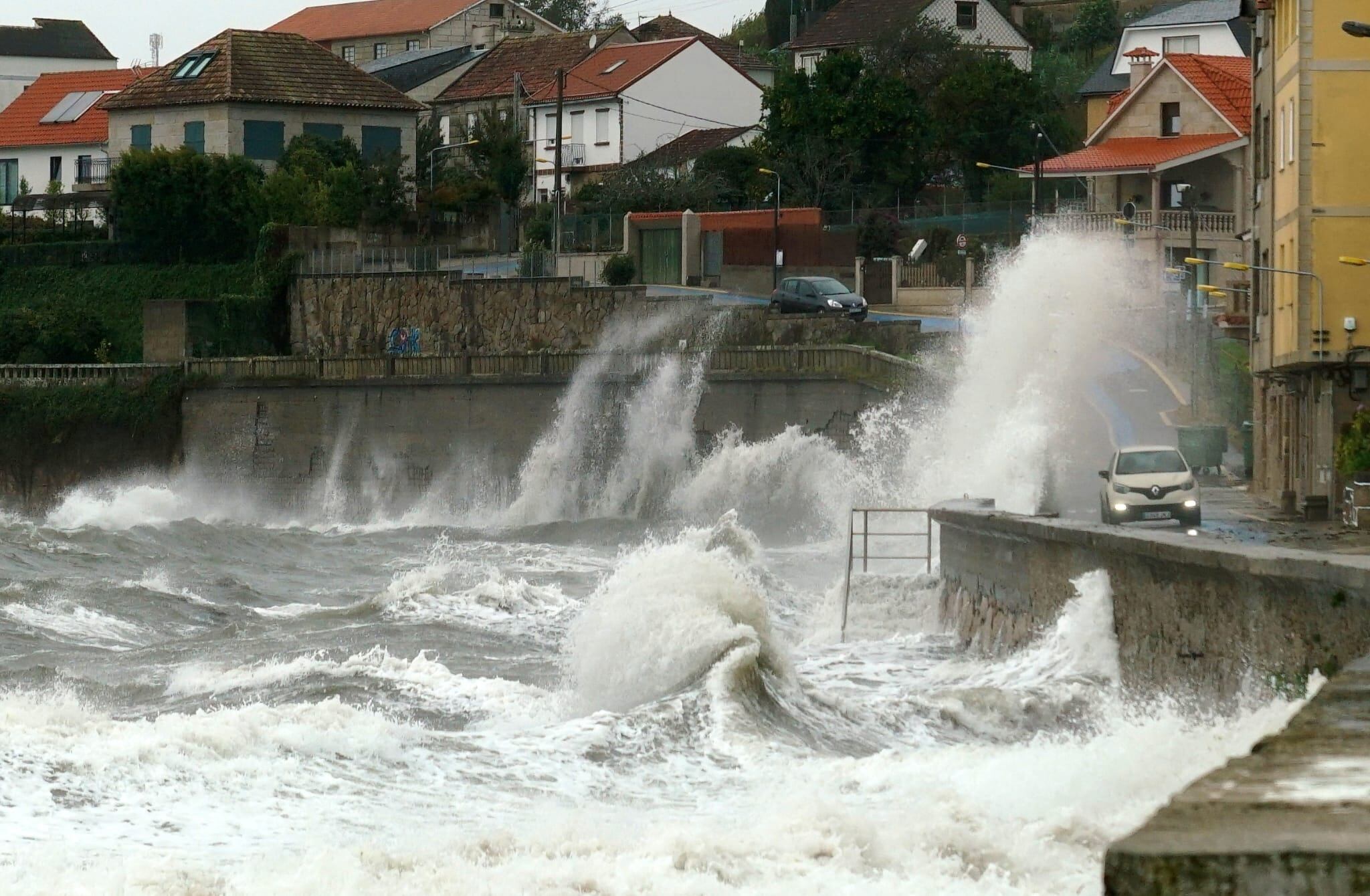 Temporal afectando al entorno de la playa de O Con en Moaña