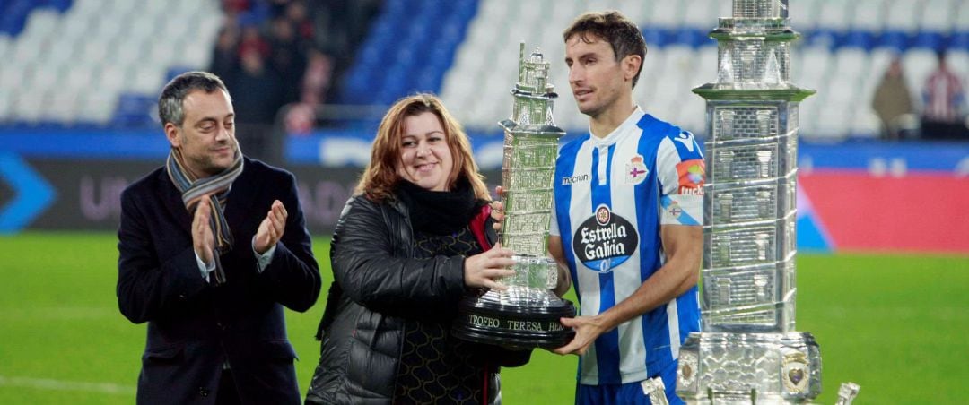 La concelleira de Igualdad entrega el trofeo de subcampeón al jugador del Deportivo Pedro Mosquera, en presencia del alcalde de A Coruña, Xulio Ferreiro, tras la final del Trofeo Teresa Herrera que Deportivo y Athletic de Bilbao disputaron hoy en el Estad