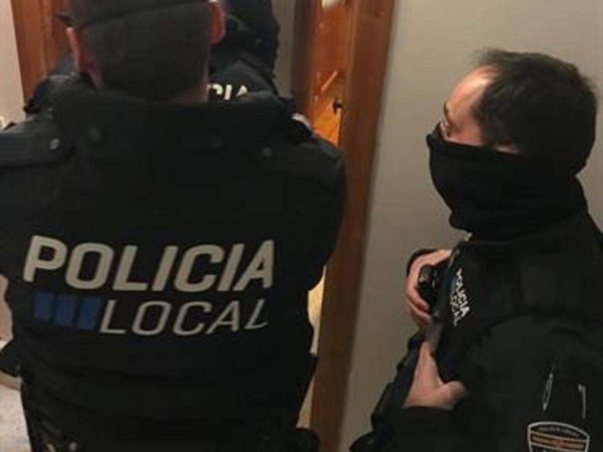 La Policía Local de Alcúdia sanciona a cinco personas por hacer una fiesta en un piso