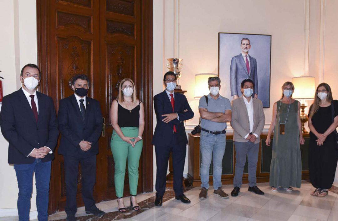 El presidente de la Diputació, Jose Manuel Caballero junto a parte de su equipo de gobierno, posando junto al cuadro del rey Felipe VI, de fondo