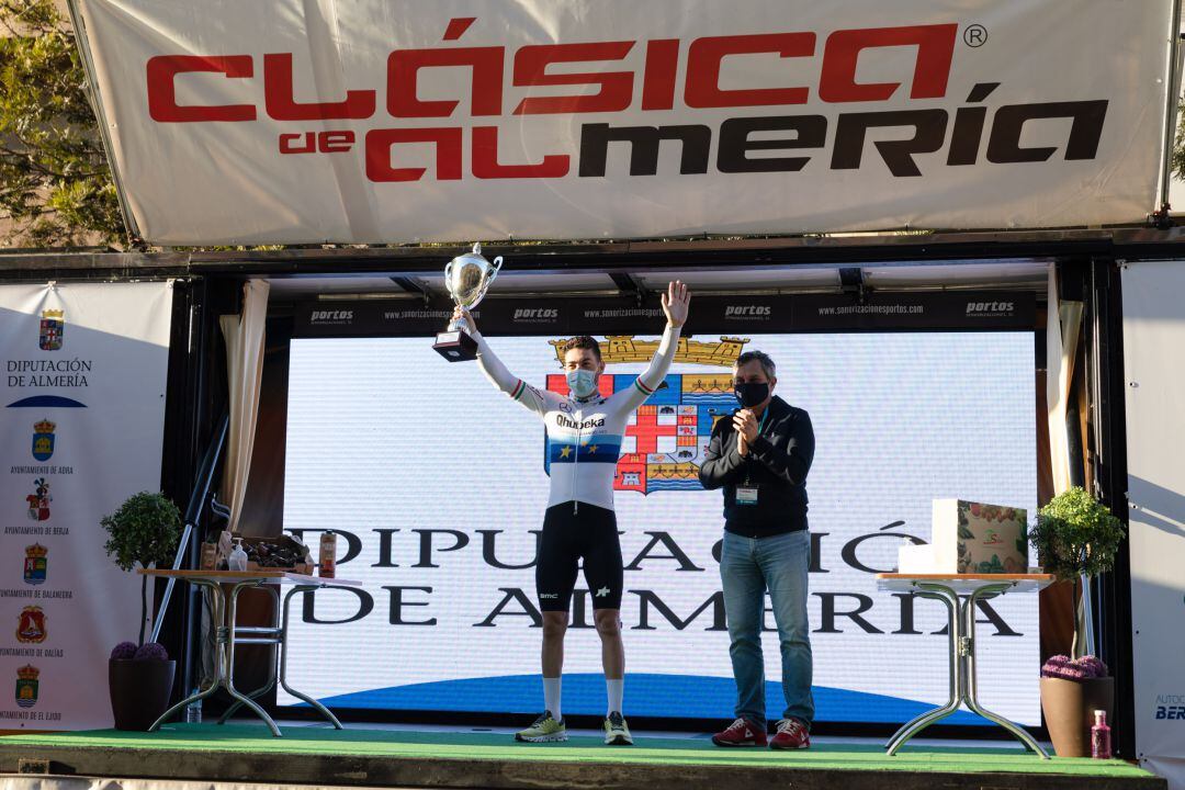 El ganador de La Clásica con Ángel Escobar.