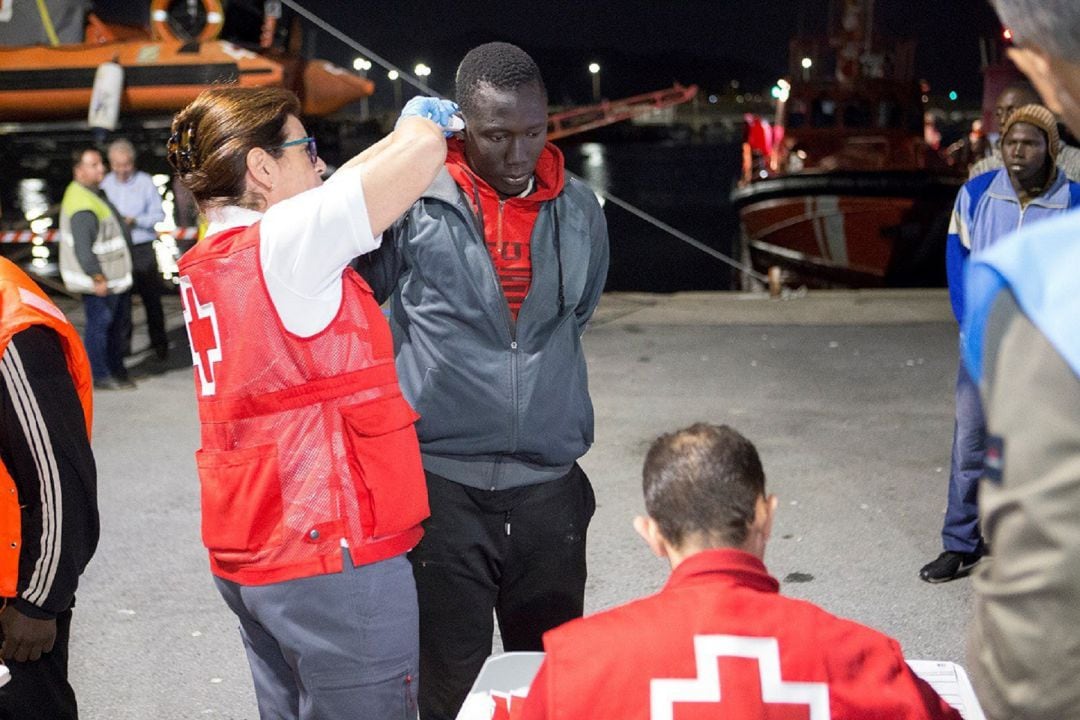 Cruz Roja atiende a inmigrantes en el Puerto de Motril