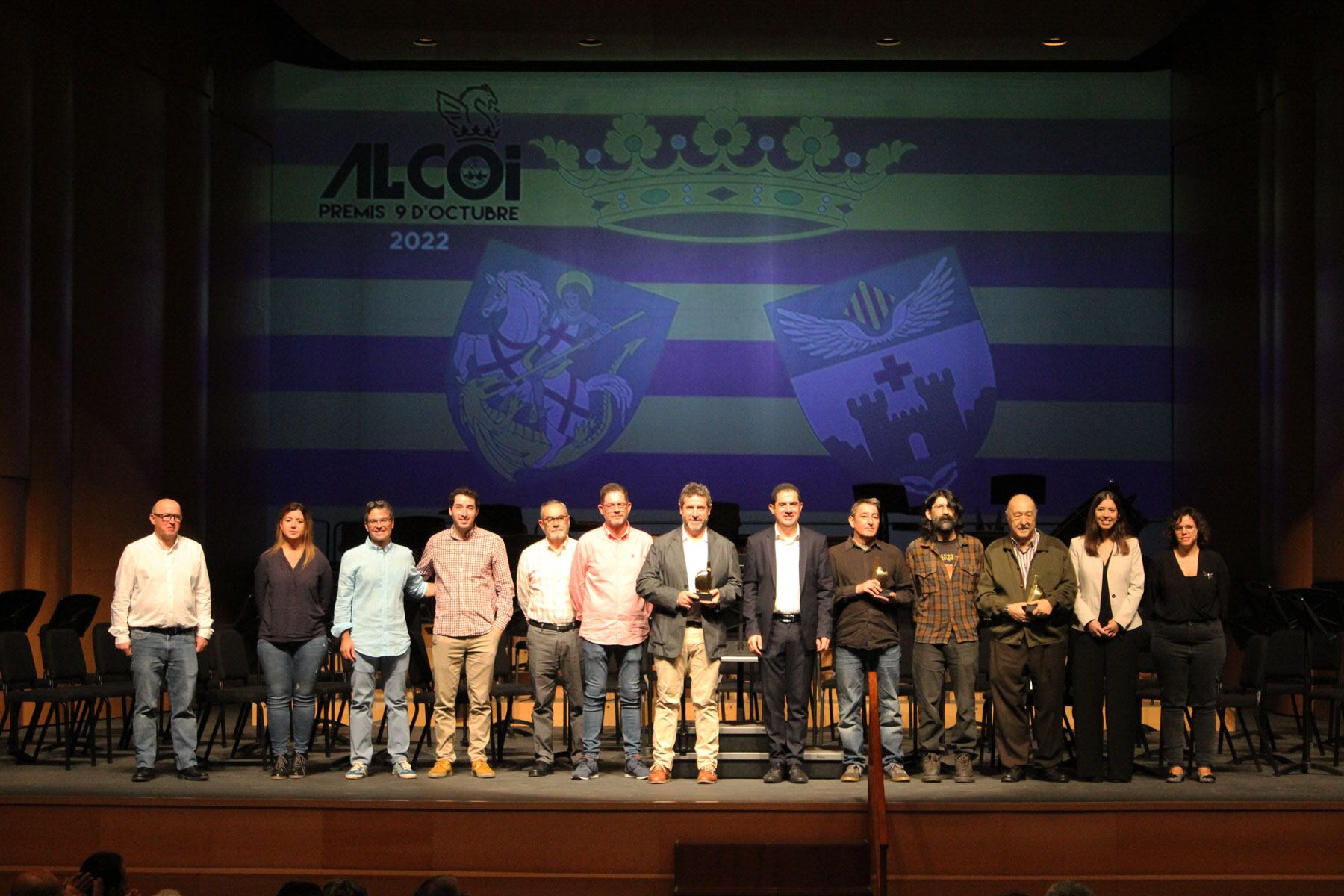Els guardonats amb l&#039;alcalde, Toni Francés, l&#039;encarregada del Manifest, Natàlia Gisbert i la presentadora de l&#039;acte, Neus Úbeda