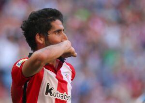 GRA105. BILBAO, 08/11/2015.- El centrocampista del Athletic Club, Raúl García (i), celebra su gol ante el Espanyol, durante el partido correspondiente a la undécima jornada de Liga que los dos equipos disputan en el estadio San Mamés. EFE/Luis Tejido