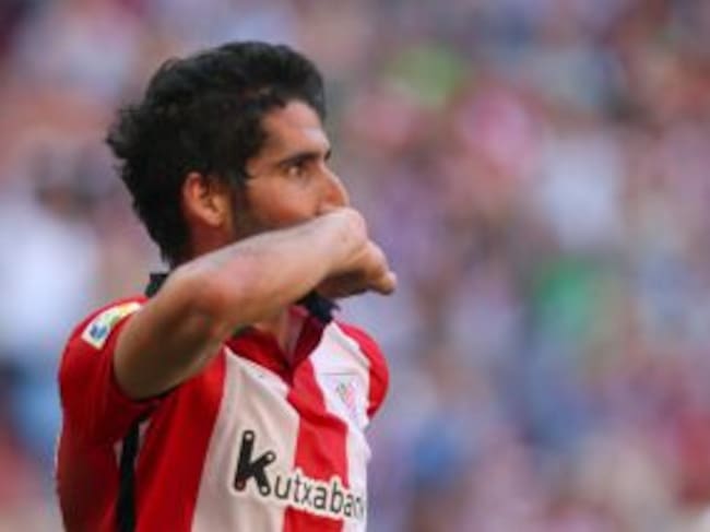 GRA105. BILBAO, 08/11/2015.- El centrocampista del Athletic Club, Raúl García (i), celebra su gol ante el Espanyol, durante el partido correspondiente a la undécima jornada de Liga que los dos equipos disputan en el estadio San Mamés. EFE/Luis Tejido