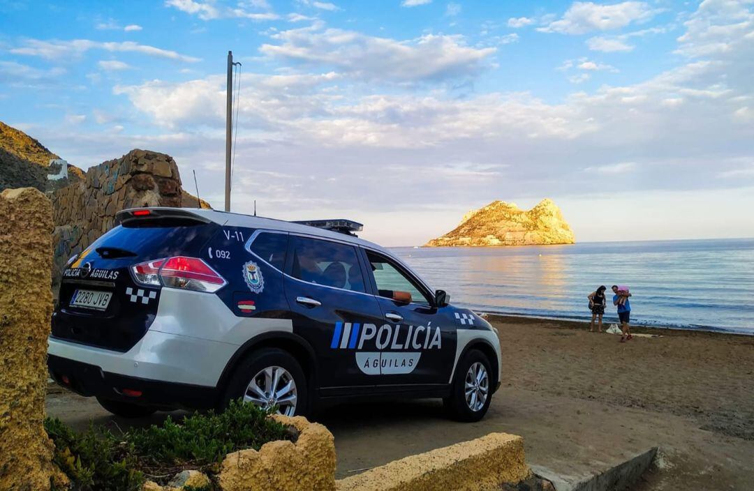 Llega una patera con 7 extranjeros a las playas de Águilas