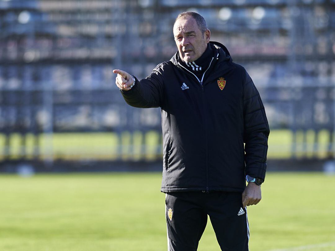 Víctor Fernández dando instrucciones durante una sesión de entrenamiento