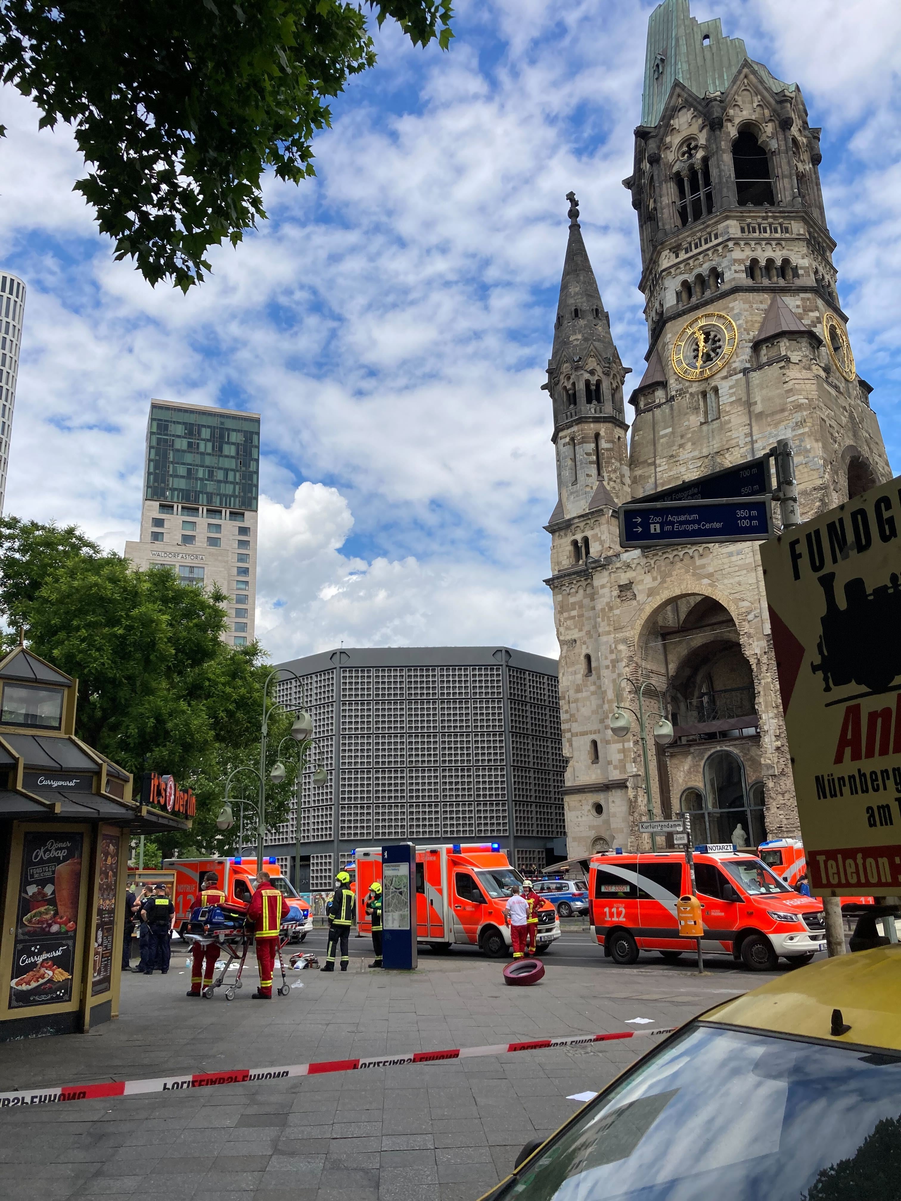 El vehículo ha arrollado al grupo de personas en los alrededores de la iglesia Kaiser Wilhelm, uno de los lugares más visitados por los turistas en Berlín.