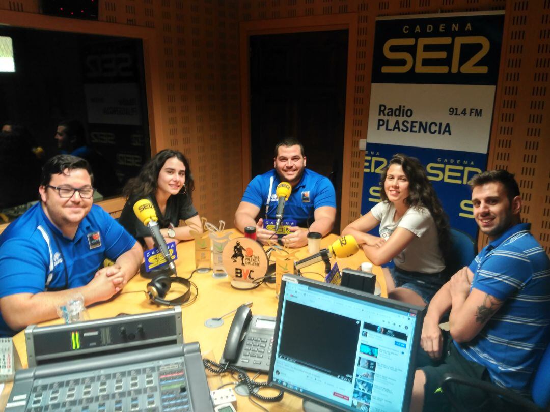 Jugadoras y entrenadores del Plasencia Miralvalle de Baloncesto