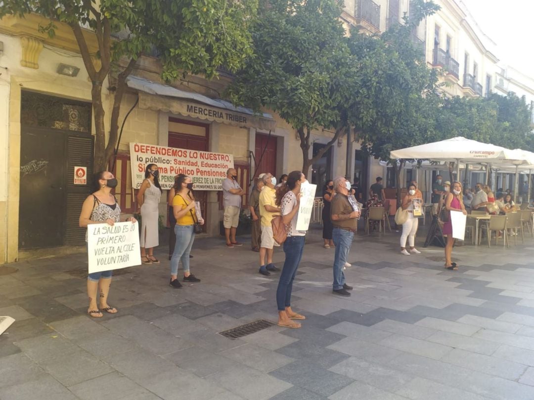 Miembros de la plataforma, este lunes frente al Ayuntamiento de Jerez