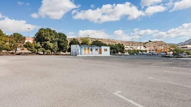 Parcela seleccionada para la construcción de las nuevas instalaciones, ubicada en la carretera de Sax.