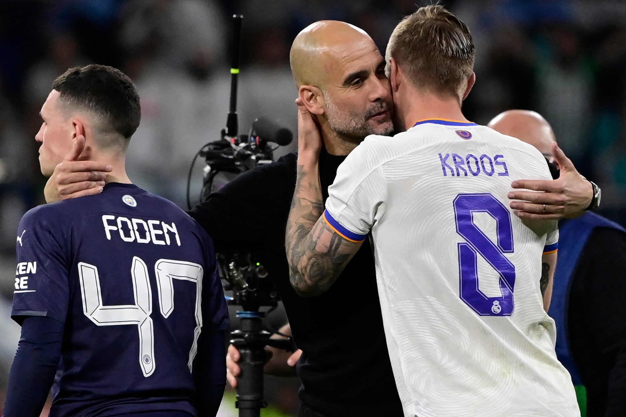 Pep Guardiola saluda a Toni Kroos en el último partido entre el Real Madrid y el Manchester City