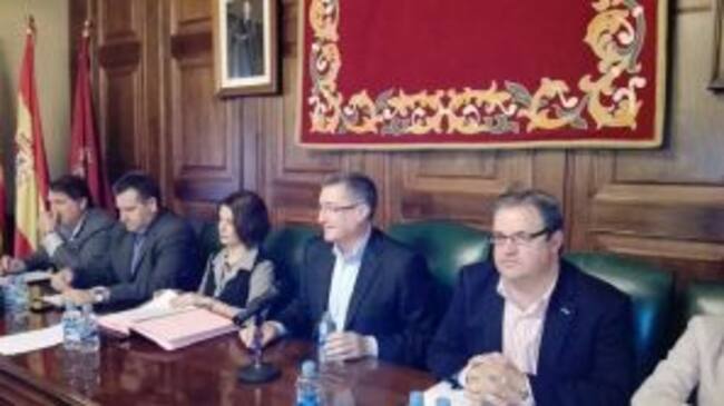 El ya ex alcalde de Teruel, Manuel Blasco, durante el pleno de este lunes, en el que ha hecho efectiva su renuncia