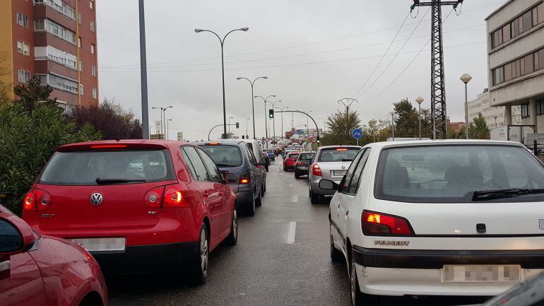 Retención de tráfico en una calle de Valladolid