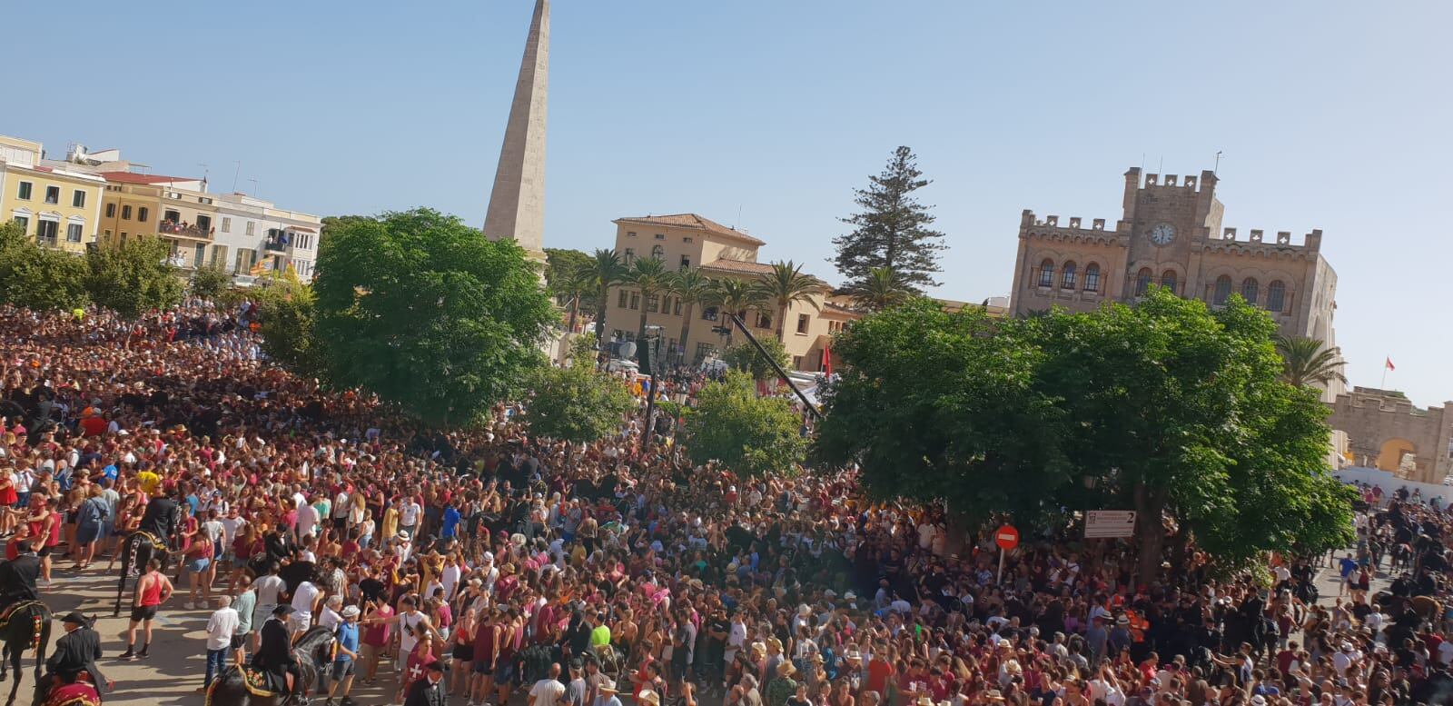 La Plaça des Born era gairebé plena en començar el Caragol.
