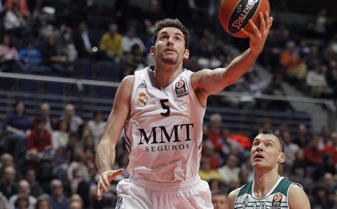 El alero del Real Madrid Rudy Fernández encesta ante varios jugadores del Zalguiris durante el partido de la Euroliga de baloncesto disputado en el Palacio de los Deportes.