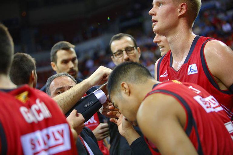 Los jugadores del Tecnyconta Zaragoza haciendo piña al finalizar un partido