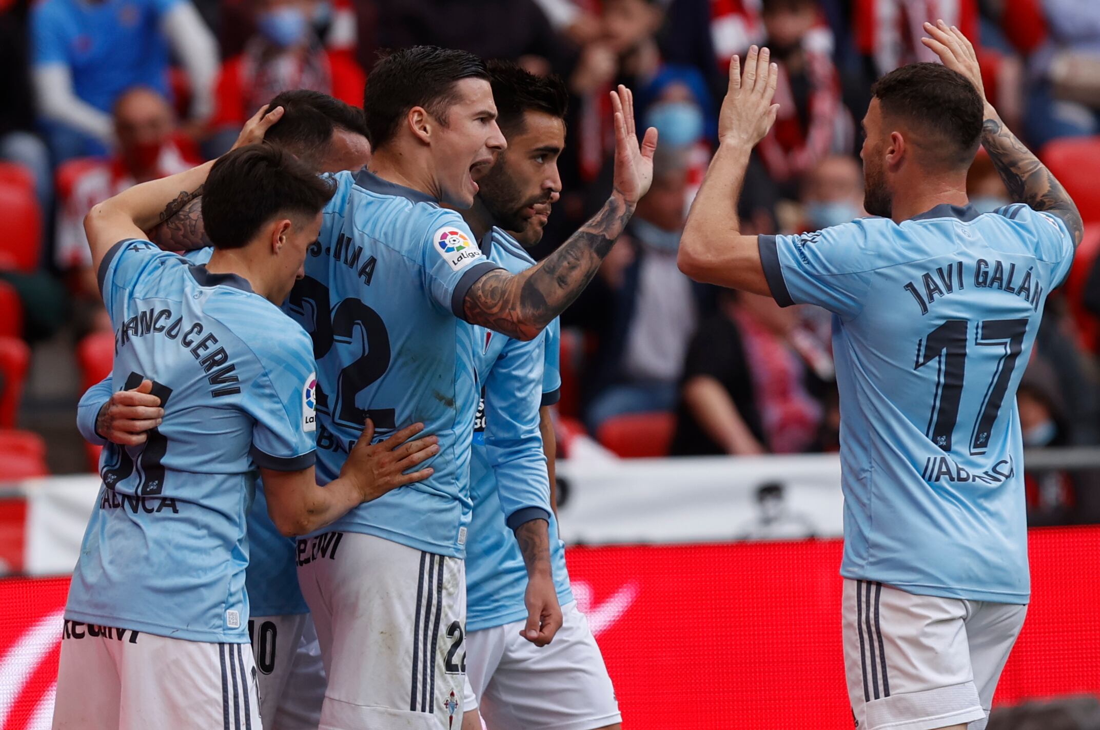 BILBAO, 17/04/2022.- Los jugadores del Celta de Vigo celebran el gol de Iago Aspas, primero del equipo gallego ente el Athletic de Bilbao, durante el encuentro de la jornada 32 de Liga en Primera División que se juega hoy domingo en San Mamés. EFE/Miguel Toña
