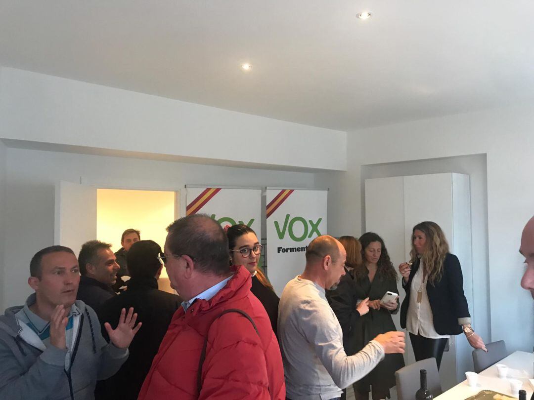 Afiliados de Vox en la inauguración de la sede.