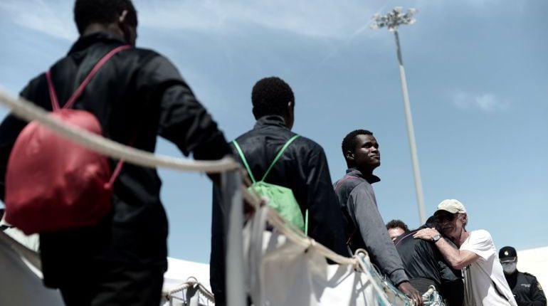 Migrantes del Aquarius desembarcando en Valencia