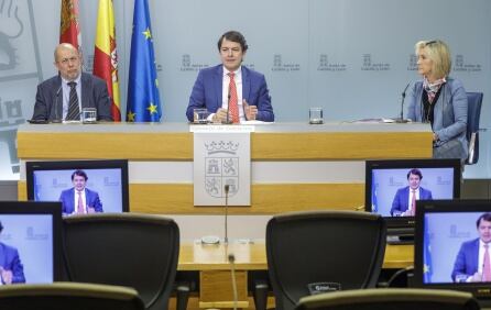 El presidente de la Junta, Alfonso Fernández Mañueco, junto al vicepresidente y portavoz, Francisco Igea, y la consejera de Sanidad, Verónica Casado