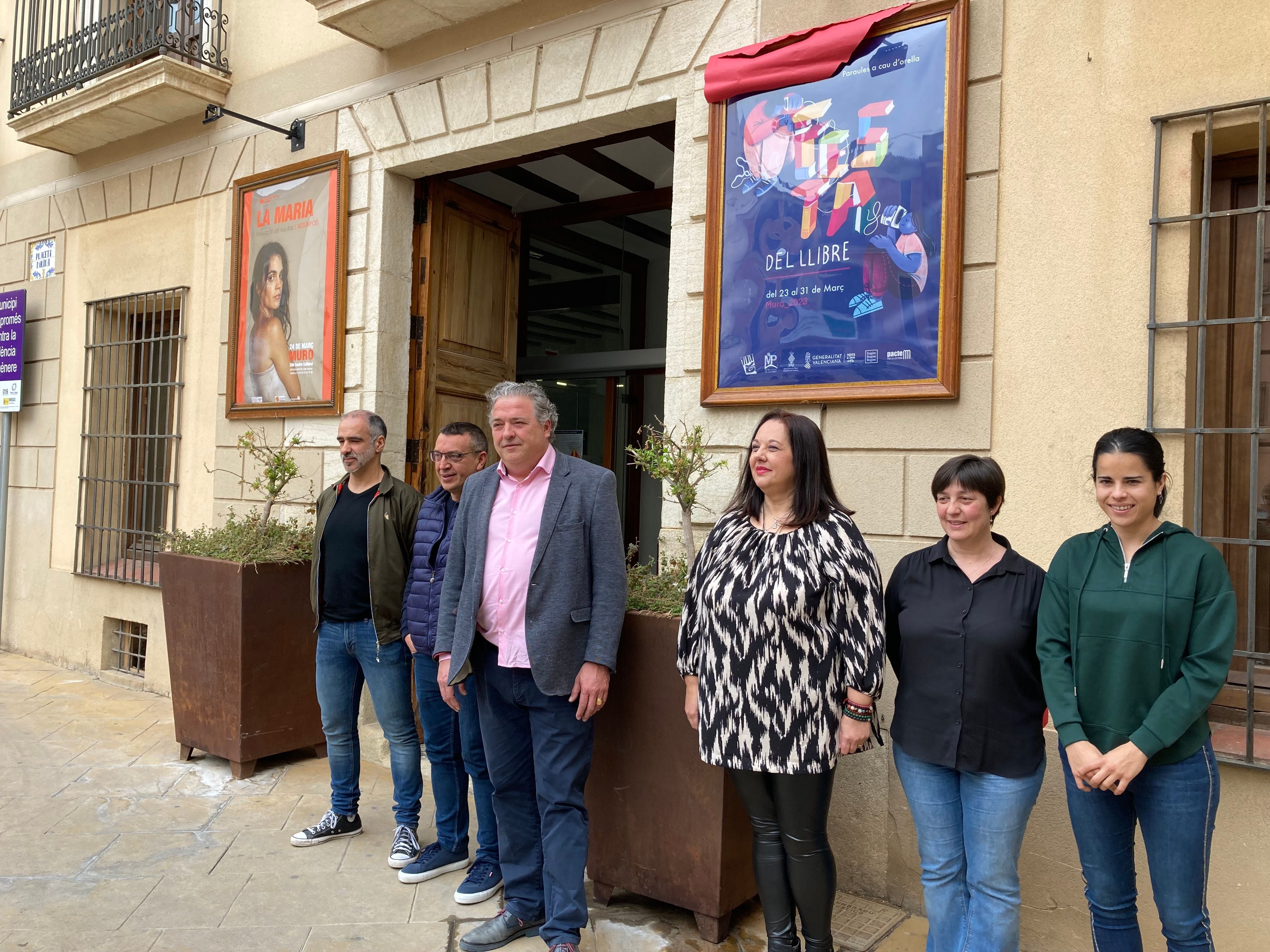 Descubrimiento del cartel de la XXVIII Festa del Llibre de Muro