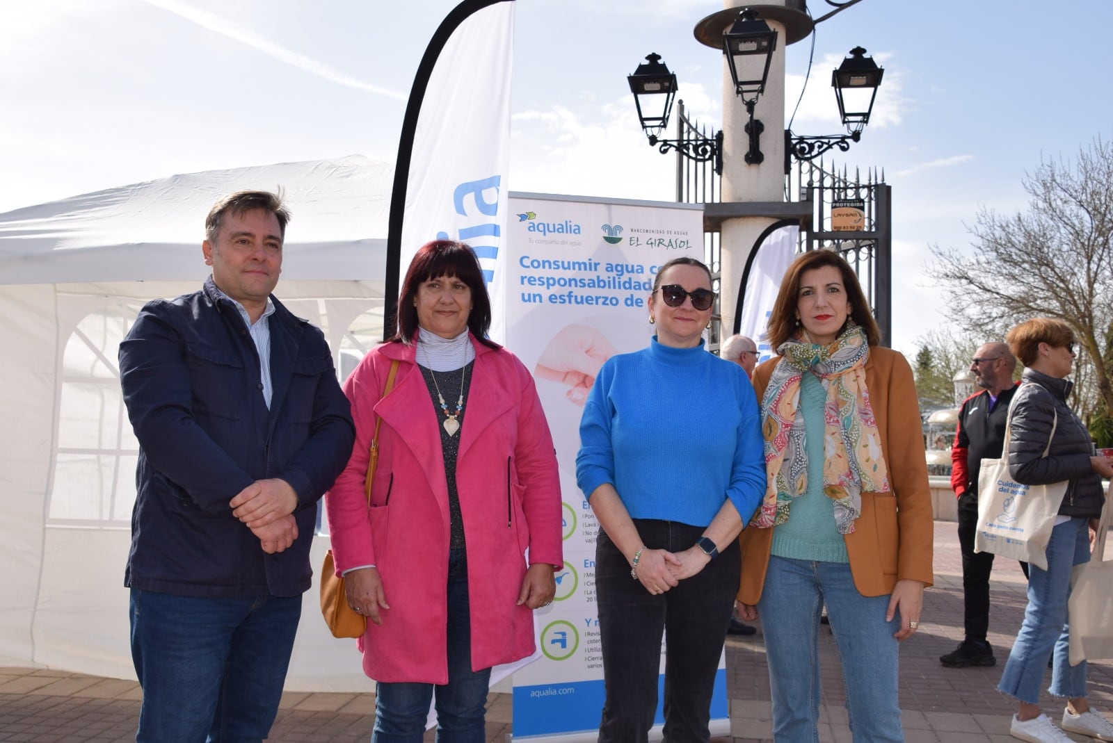 Miguel Angel Medina, Milagros Llorente, Elisa Sánchez y Riánsares López ante la carpa informativa sobre consumo de agua