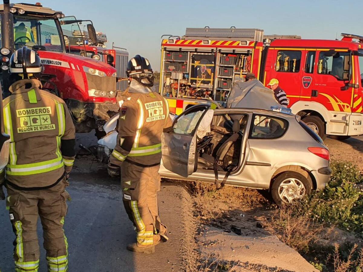 Un vehículo choca con un tractor en Balsapintada pedanía de Fuente Álamo