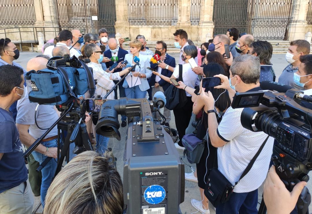 Muchos han sido los medios de comunicación que han querido asistir a la comparecencia de los tres ediles de Cs que han decidido romper con el PSOE, a pesar de no tener el beneplácito del partido provincial y regional