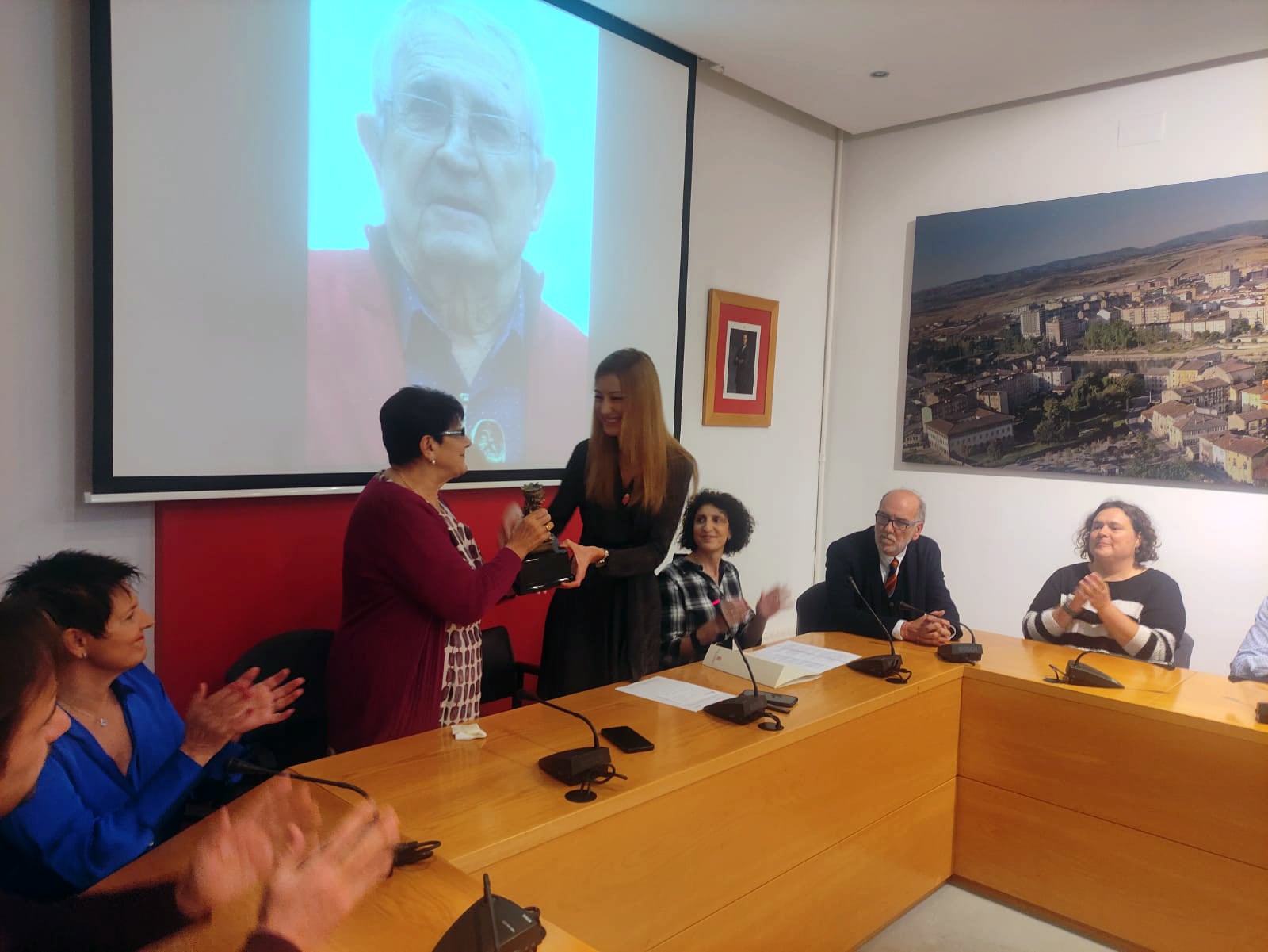 Acto de entrega a título póstumo del León de oro a Tinín Melgosa, recogido por su familia