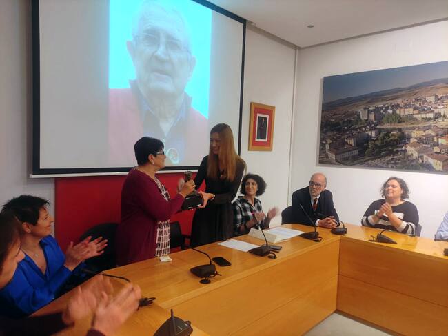 Acto de entrega a título póstumo del León de oro a Tinín Melgosa, recogido por su familia