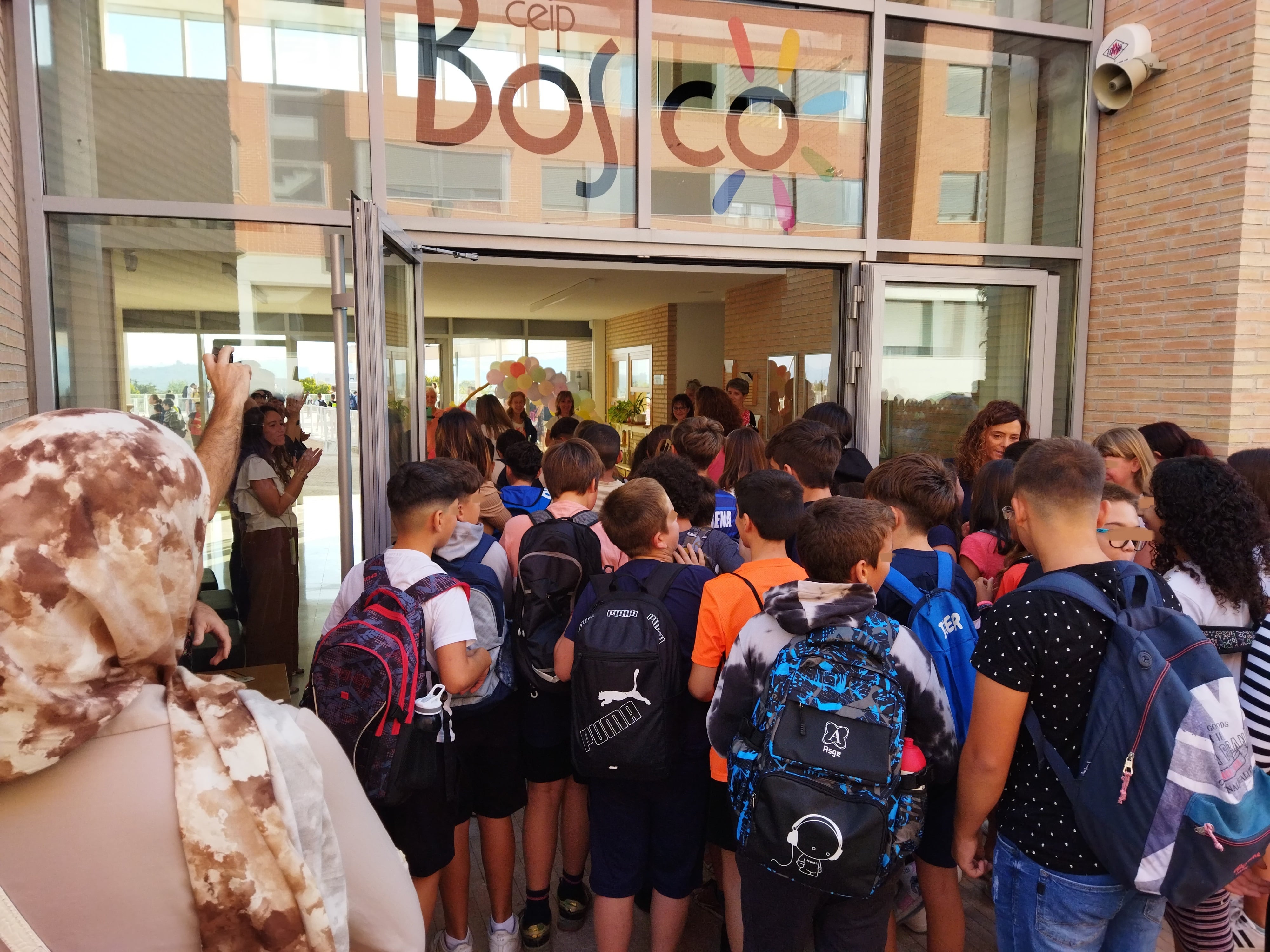 Estudiantes de primaria entrando esta mañana al nuevo colegio CEIP Bosco de Cocentaina en el inicio del curso 2023/2024.