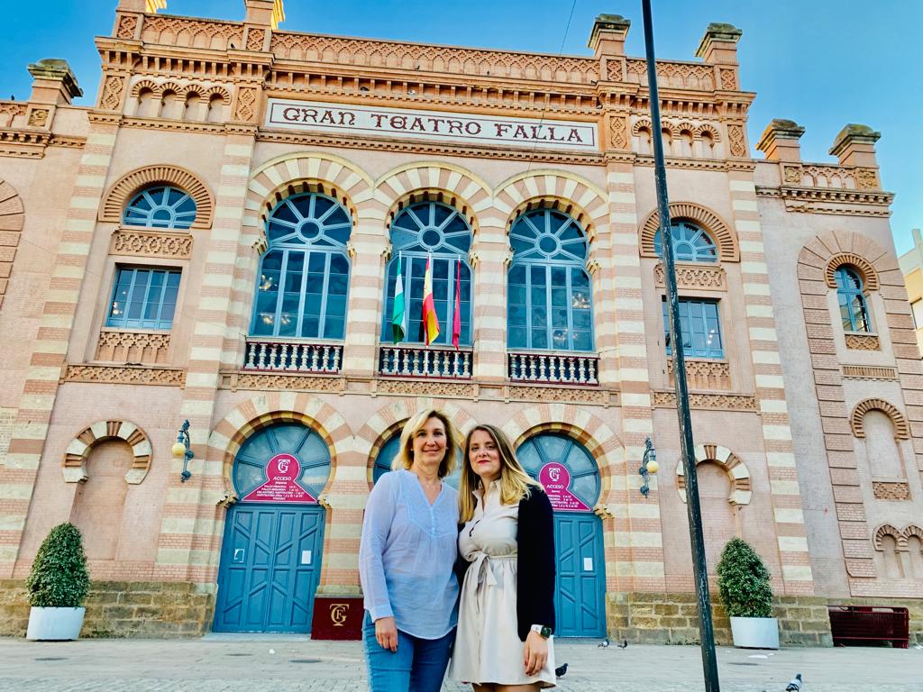 Marisa Brihuega y Amanda Real posan ante la fachada del Teatro Falla donde actuarán el domingo 22 de mayo 