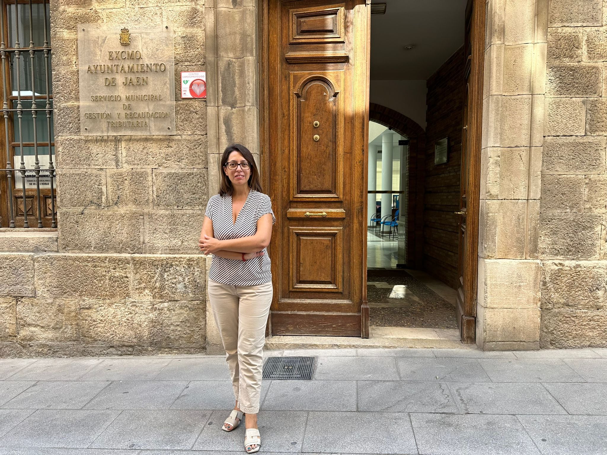 La concejala África Colomo, del PSOE de Jaén, a las puertas de las instalaciones municipales.