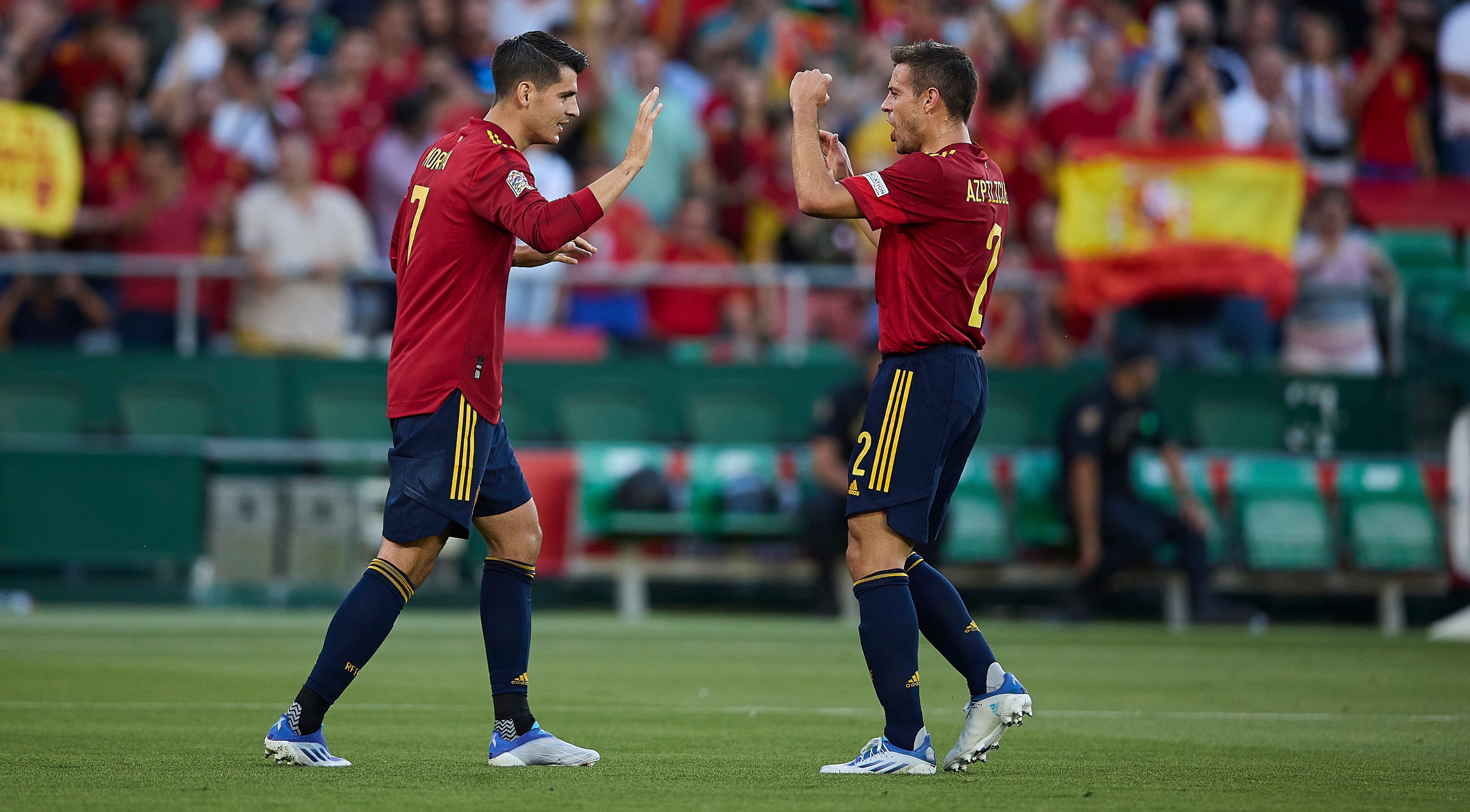 Álvaro Morata y Cesar Azpilicueta durante el partido ante Portugal en el Benito Villamarín.