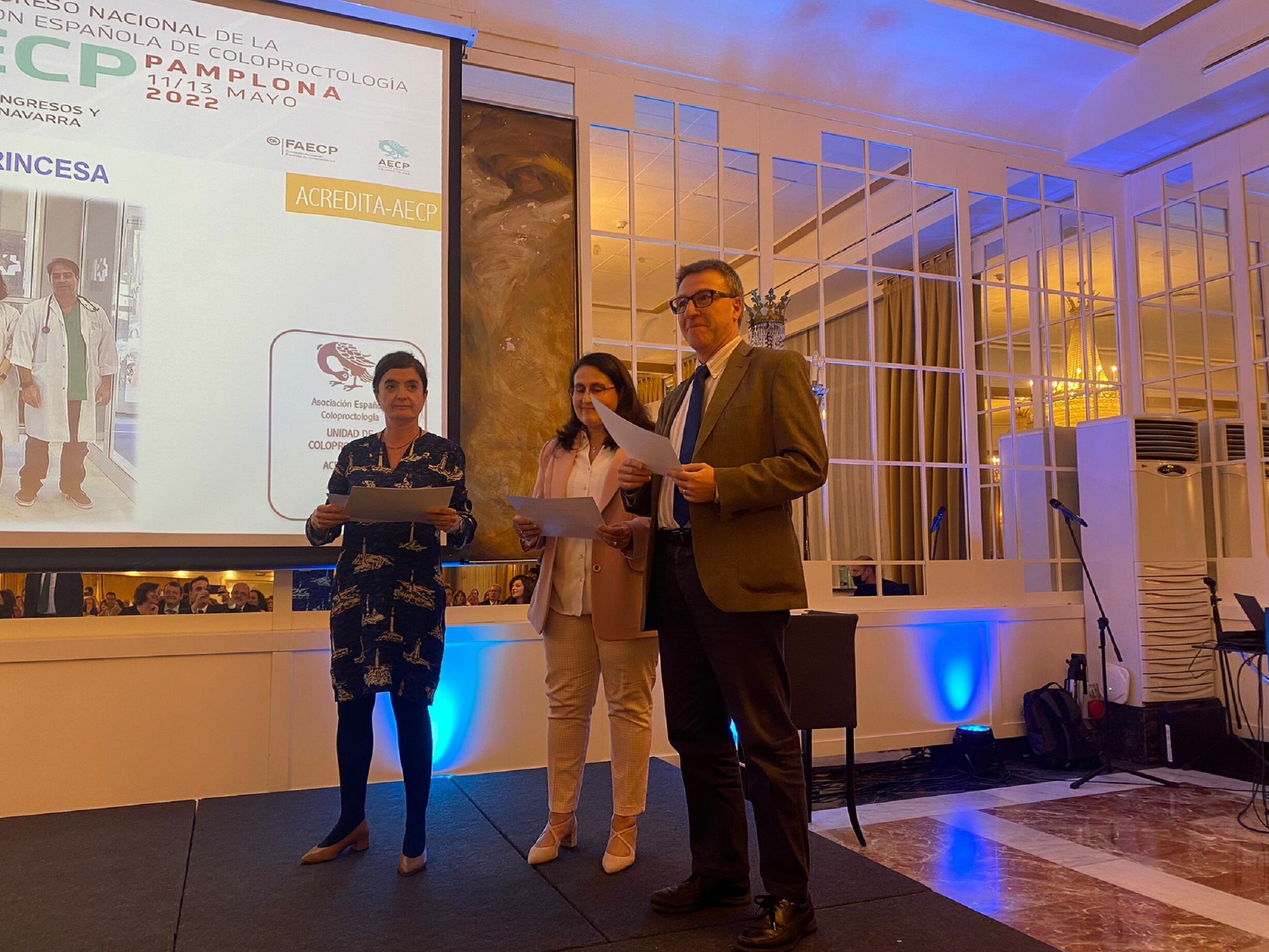 El doctor Manuel Romero recoge la certificación en el Congreso Nacional de la Asociación Española de Coloproctología (AECP), celebrado en Pamplona