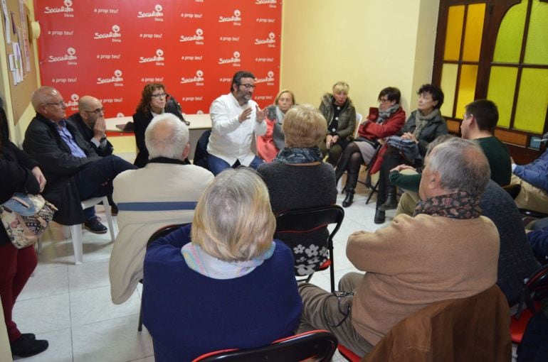 Reunión de Óscar  Mengual, cuando era aún candidato a la secretaría comarcal del PSPV-PSOE, en la sede de Dénia.